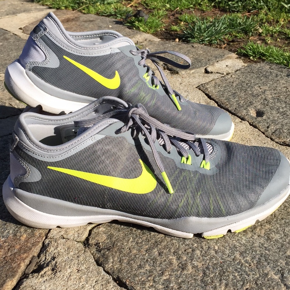 Women's 8.5 Nike shoes